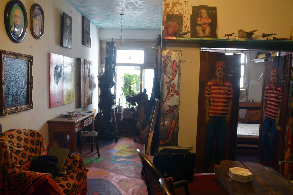 sala, com quarto n:2, nas paredes grafitis do artista.