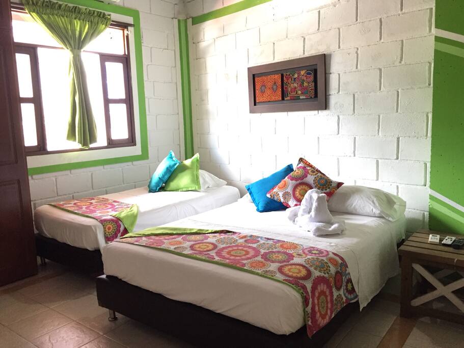 Habitación con balcón hacia la calle del comercio