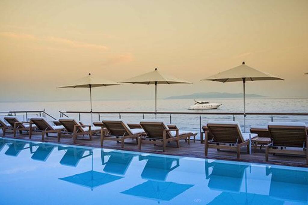 Beach Lido, 7 minutes walk