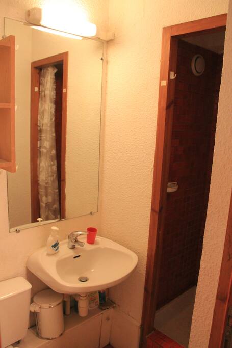 Salle de bain avec douche