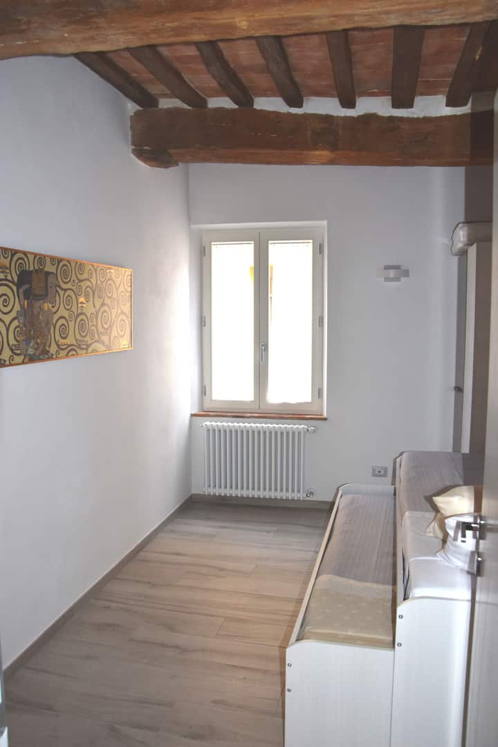 Ett rum med skjutbara sängar under den andra.