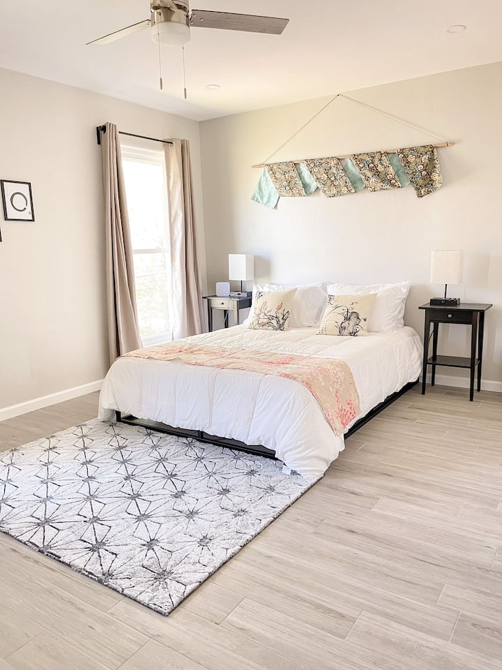 Queensize bed met traagschuimmatras en kussens.  Twee 3-weg Dimbare Lampen met 1 USB-poort, 1 Type C-poort, draadloos opladen en een stopcontact. Wit lawaai en natuurgeluiden slaapmachine. Extra dekens en kussens aanwezig. 