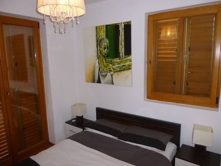 Dormitorio doble con baño privado y su propio pequeño balcón.