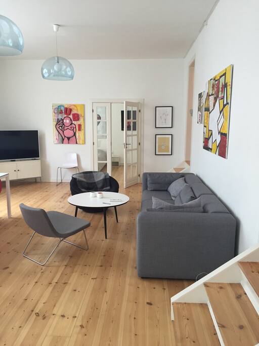 Lovely spacious livingroom with flat tv. Lots of light and room for everyone.