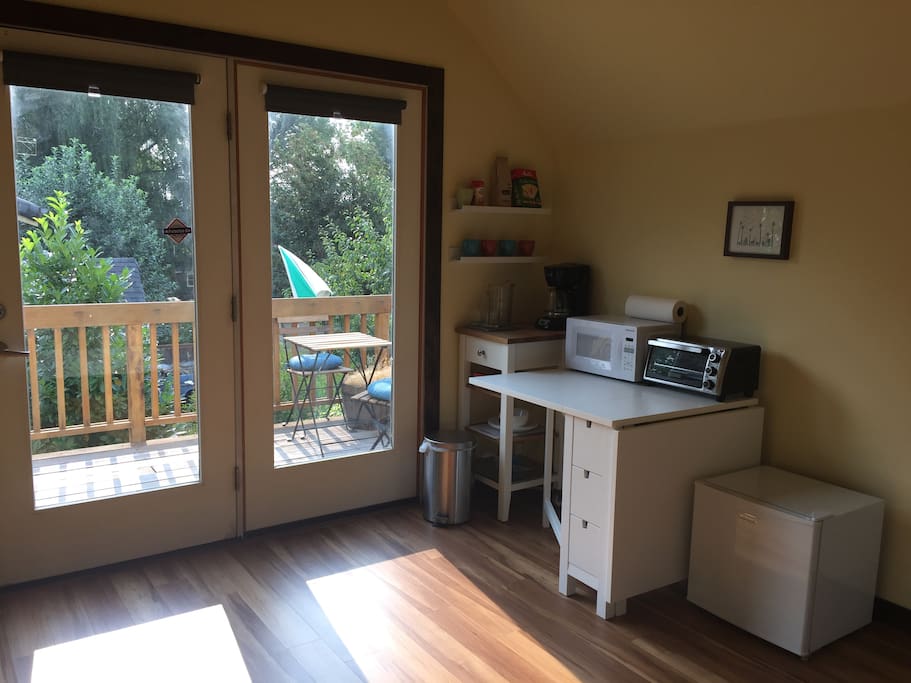 This is our kitchen area. There is a mini fridge, toaster, microwave and - of course - coffee maker with free Stumptown coffee. A hotplate can be provided upon request. You can also see the small outdoor seating area.
