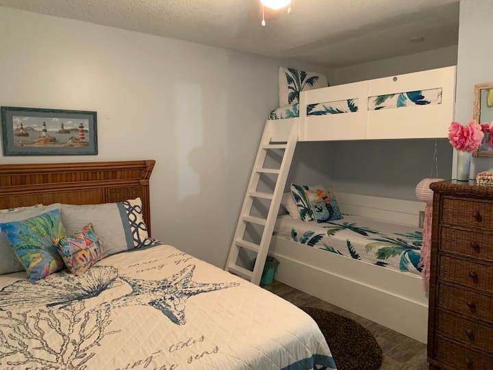 Camas nuevas en el dormitorio de la búsqueda junto con una cama tamaño queen 