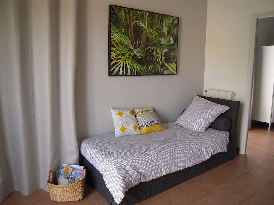 Petit salon avec 1 lit 80x190 cm pour enfant