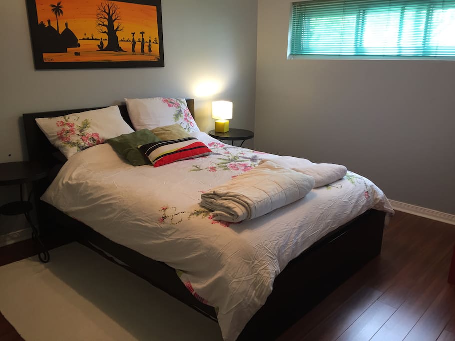 Chambre avec lit queen et large fenêtre