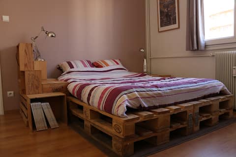 Chambre avec lit double proche du centre-ville