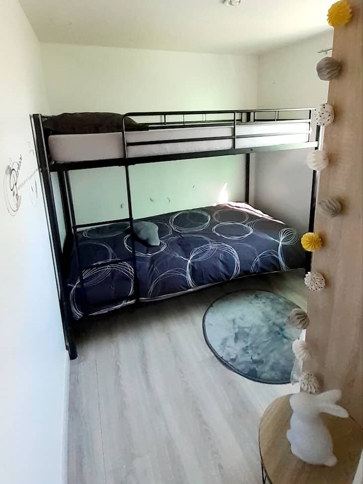 Kinderzimmer. Etagenbett und Ankleideraum.