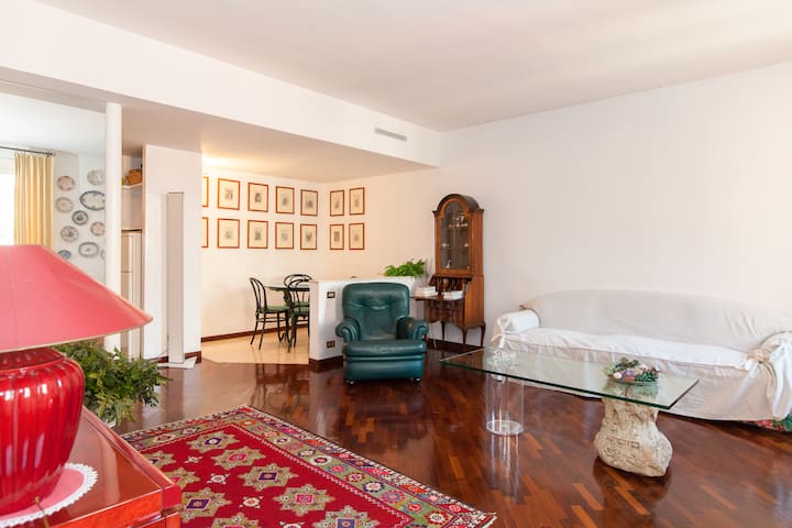 Dora – Trevi Fountain, Rome