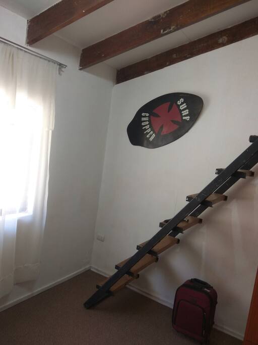 habitacion con 2do nivel para equipaje etc.
