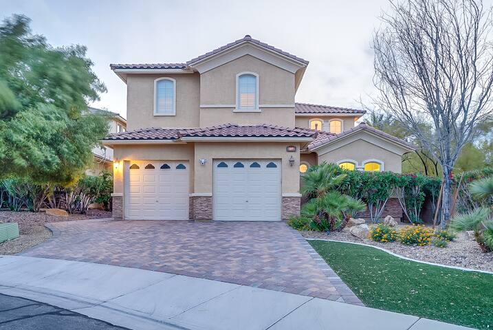 Luxury 3 Bed | 3.5 Bath | Sparkling Heated Pool gallery image 3