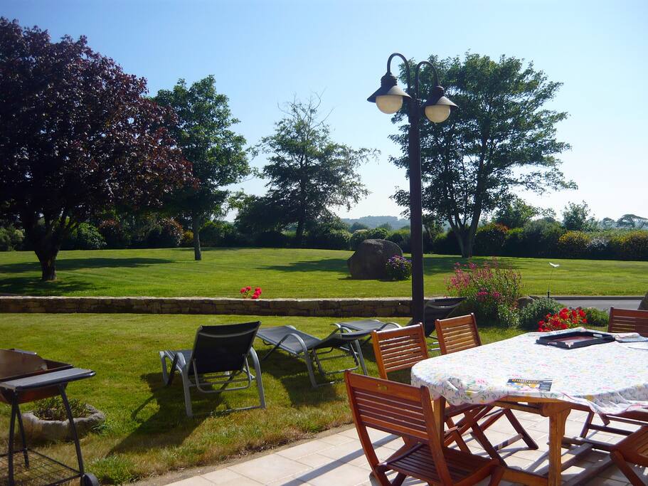 Terrasse donnant sur un grand jardin clos sans vis à vis.