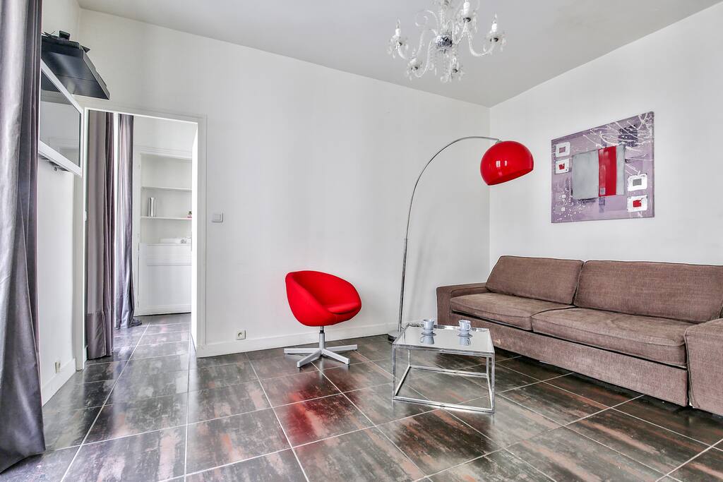 The living room with the entrance to the bedroom