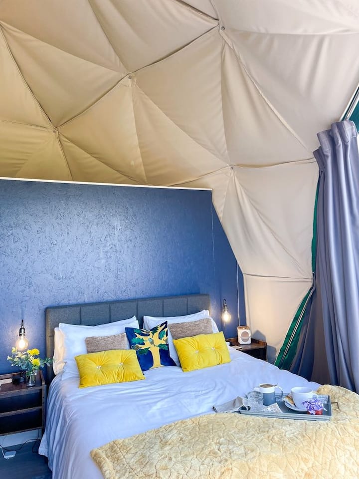 سرير بحجم كبير مع أنعم الملاءات البيضاء. في فصل الشتاء نضيف بطانية مدفأة أيضًا.