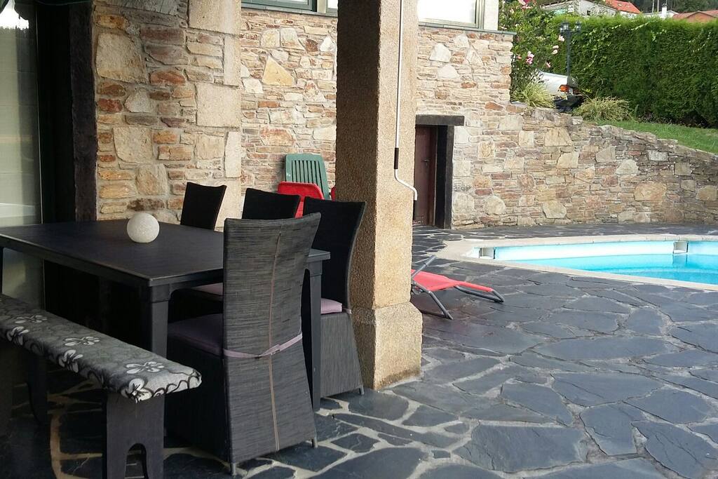 Porche y parte exterior de las habitaciones con salida al jardín y piscina. Comedor y relax.