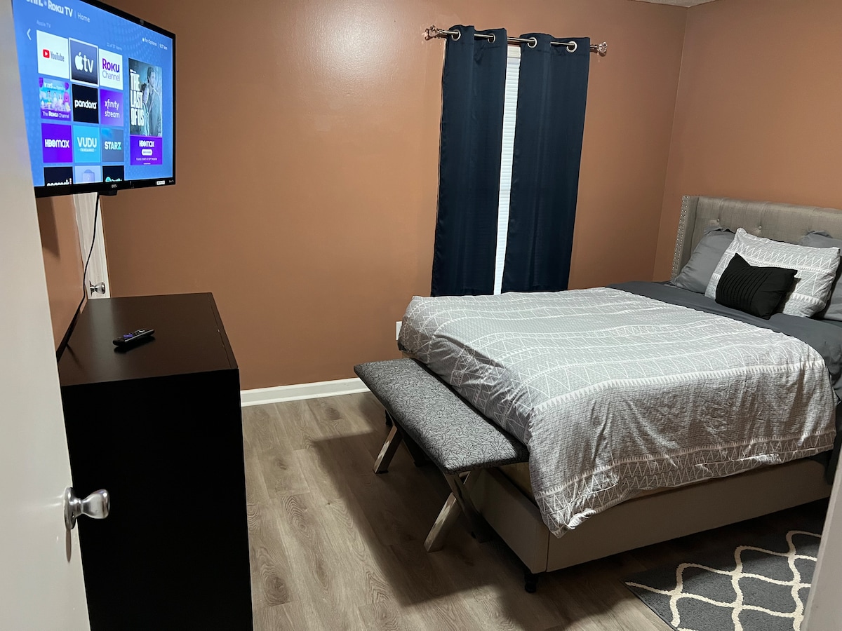 Cama tamaño queen y TV de 32 pulgadas