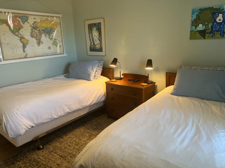 Dos camas individuales que son ideales para niños o adultos. Esta habitación tiene libros aptos para niños y algunos juguetes en el armario. Estamos encantados de configurar la habitación con una luz nocturna y algunos animales de peluche si tus hijos lo disfrutan.