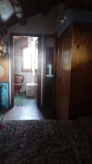 Acces al lavabo desde la habitació i porta de sortida. Armari ampli amb penjarrobes.