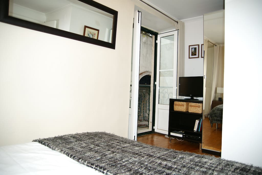 Chambre avec 1 fenêtre et 1 balcon à la française.