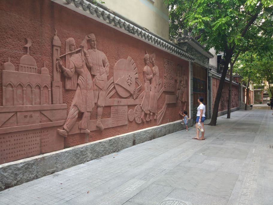楼下就是光塔街民族民俗文化长廊