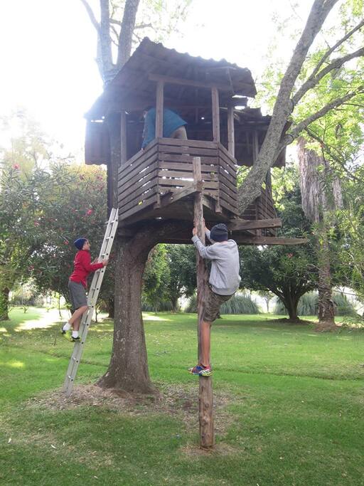 Casita del árbol y tirolesa.
Tree house with zip-line.
