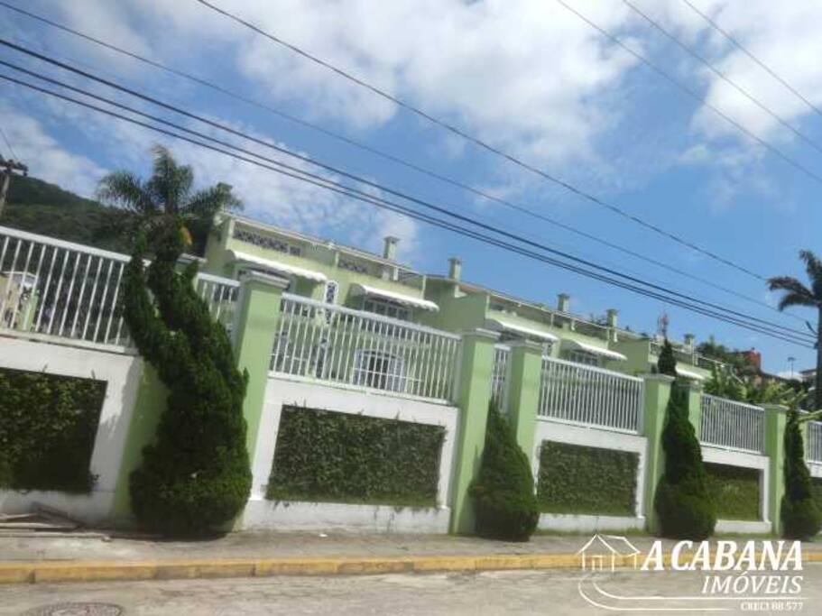 Visão do condomínio de frente