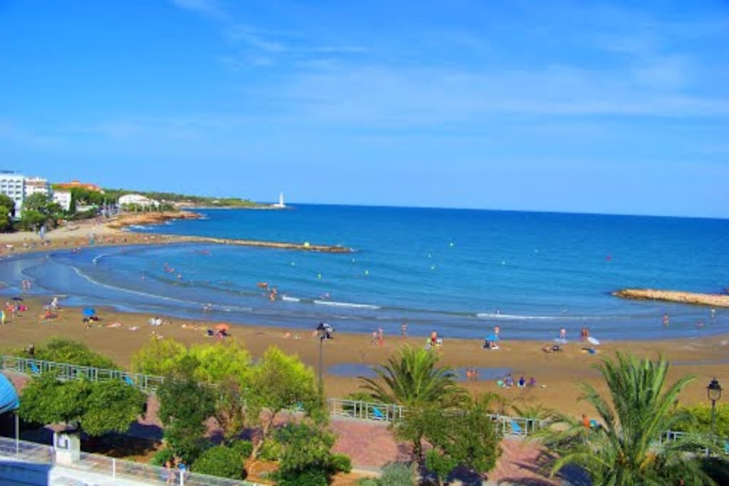 Playa a 300 mts de arena fina y poco oleaje, ideal familias..