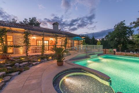 Family Villa Lipica with Pool and Jacuzzi