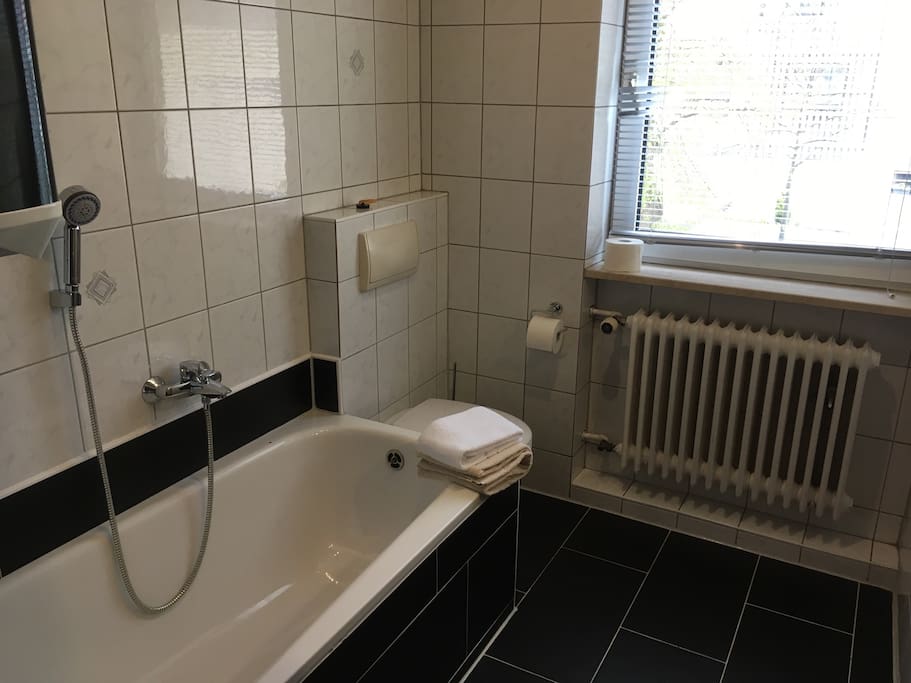 Ein Foto vom Bad mit Badewanne, WC
