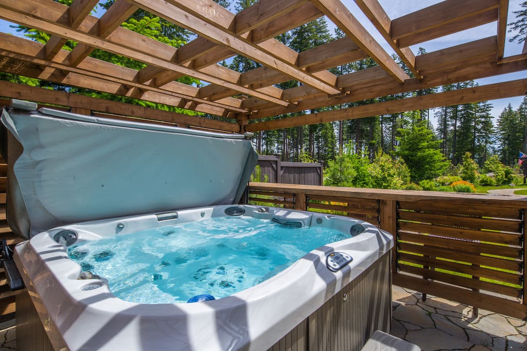 Private 6 - 8 person hot tub!
