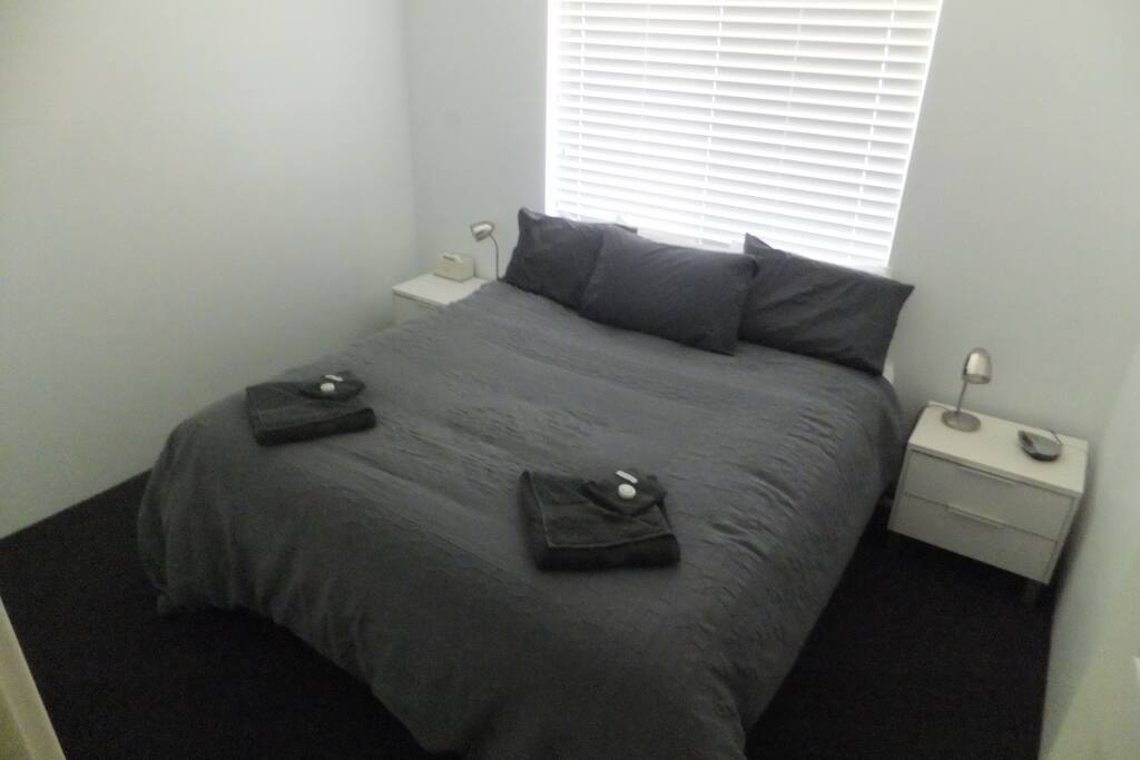 King size bed, ceiling fan