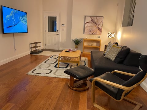 Top Airbnb: Beautiful 2BR Basement Suite / 20 min to Downtown in North Vancouver District