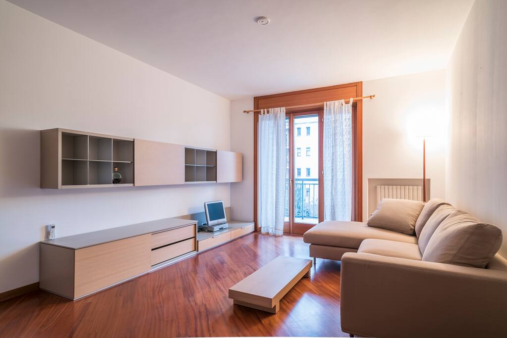 Soggiorno con parquet e ampio divano sofà