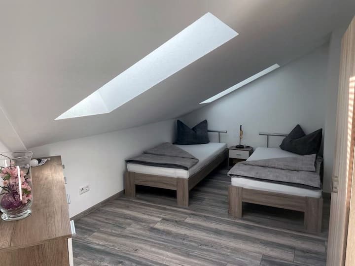 Спалня ( 2 единични легла)