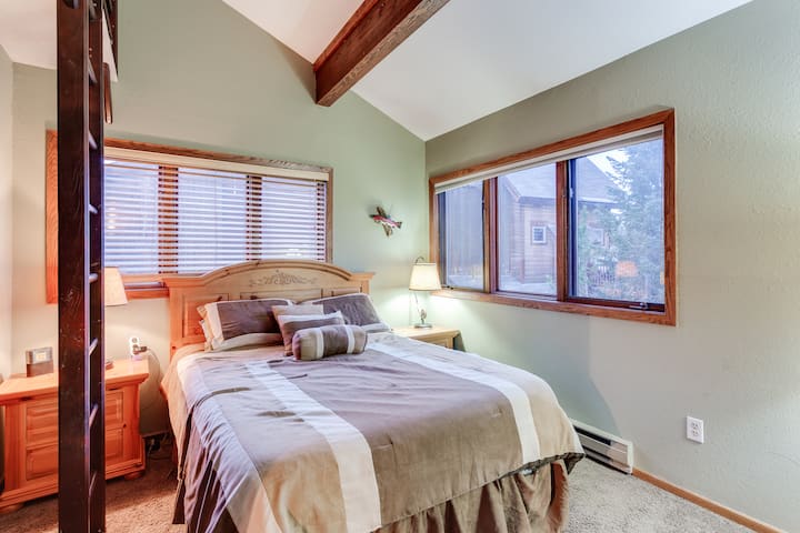 חדר שינה למעלה עם מיטת קווין סייז ולופט.