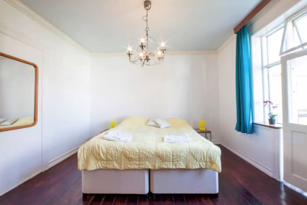 Twin bed can be taken apart or kept together