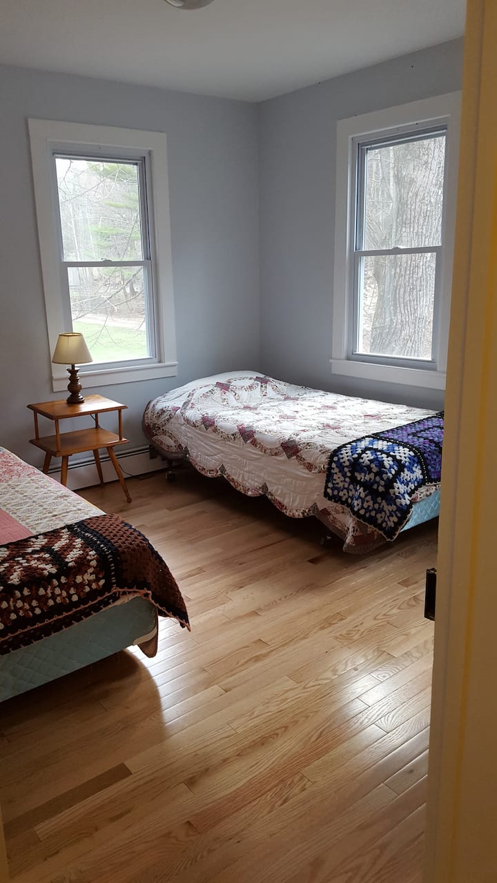 חדר שינה שלישי עם 2 מיטות יחיד