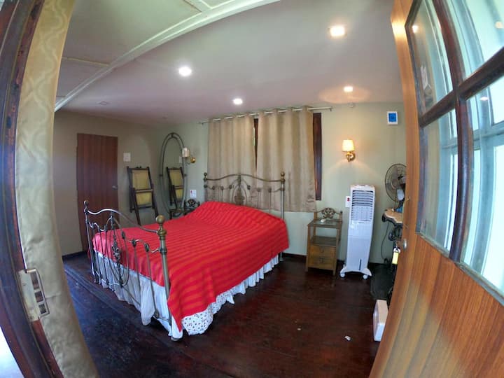The Homesteʌd Studio |Riverfront Porch | Queen Bed - Matheran