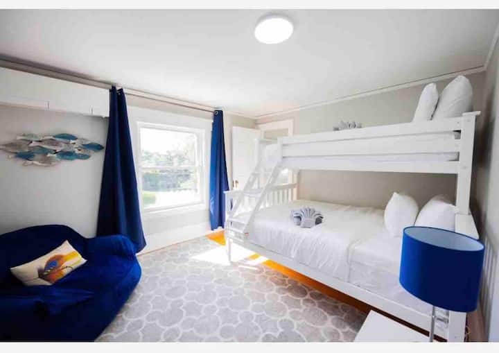 Dhoma e gjumit 4 ka një krevat marinari me një krevat tek sipër dhe një krevat dopio në pjesën e poshtme.