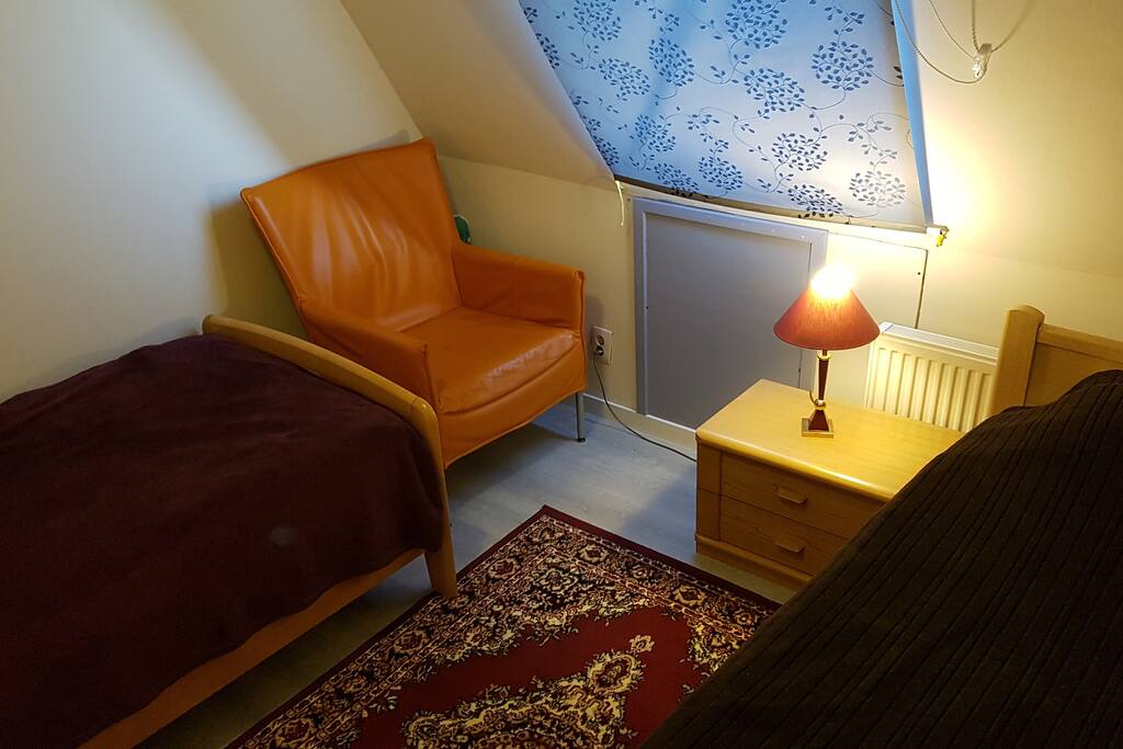 De kleine slaapkamer nummer 1 van de 2 met uitzicht op de kerktoren in het centrum, zie andere foto's.