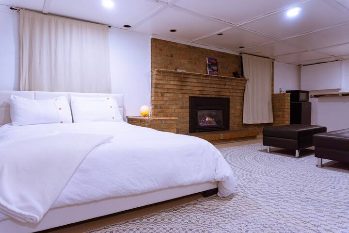 Tasi: Comfortable spacious near Windsor Riverfront