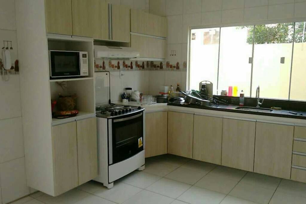 Cozinha há com microondas fogão e acessórios para utilizar!