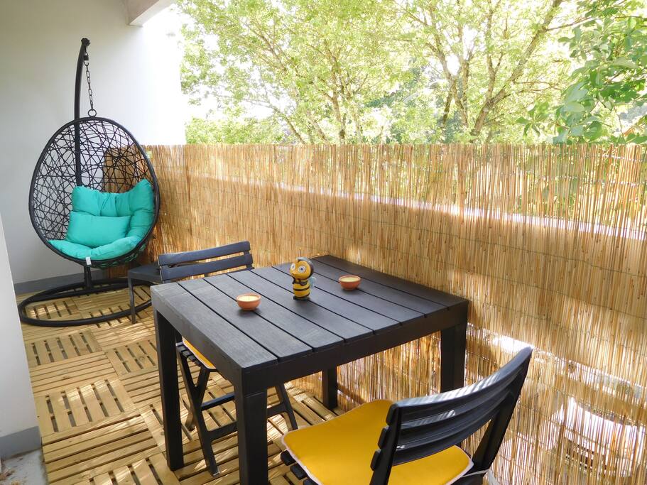 Balcon terrasse 8m2 avec table jardin et barbecue SANS VIS A VIS