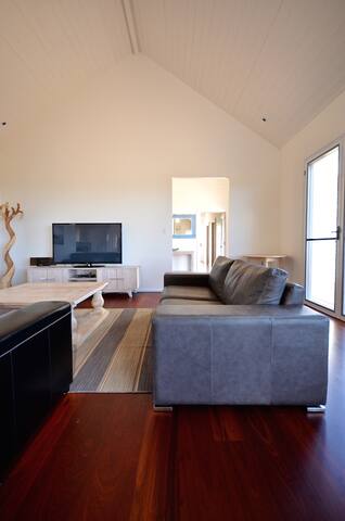 Stunning coastal luxury retreat. gallery image 5