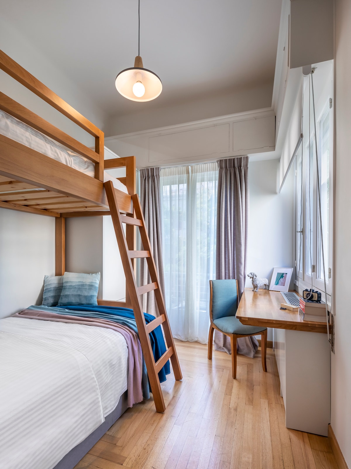 Op de tussenverdieping is een slaapkamer gelegen om de kleintjes te ontvangen in dit op maat gemaakte stapelbed met een klein tweepersoonsbed op de bodem en een eenpersoonsbed op de top. Naast een bureau met uitzicht op de citrus tuin is het een exclusief gebied voor de kinderen.