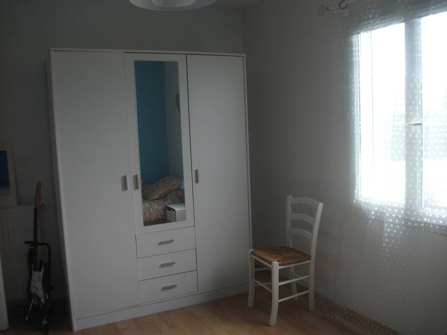 armoire chaise étagère penderie tiroirs