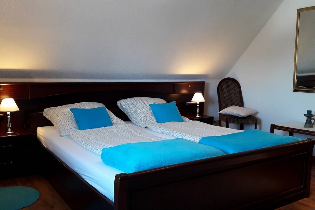 Schlafzimmer 1