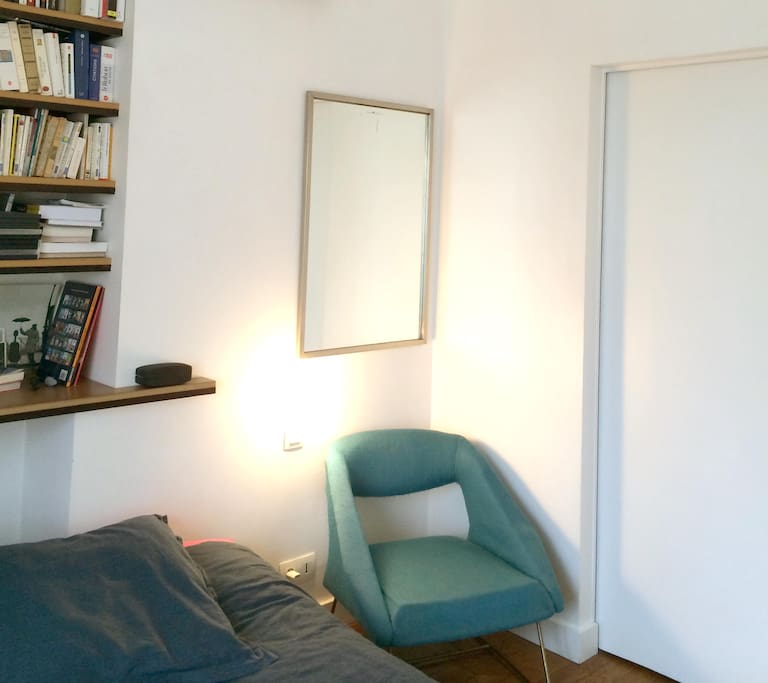 La chambre vers le dressing
The bedroom